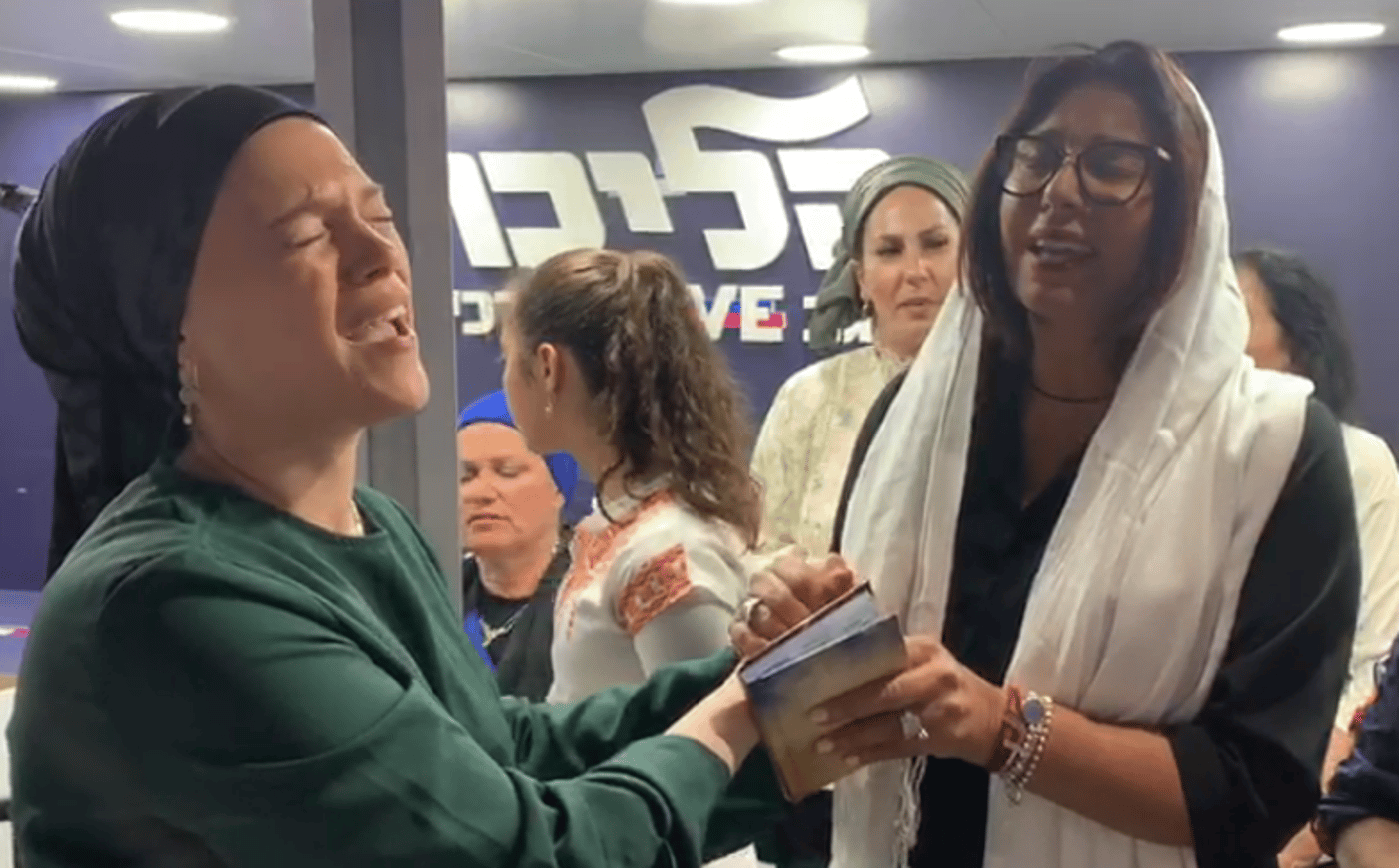 רגב במירון "לא מתביישים להשתטח על קברי צדיקים"