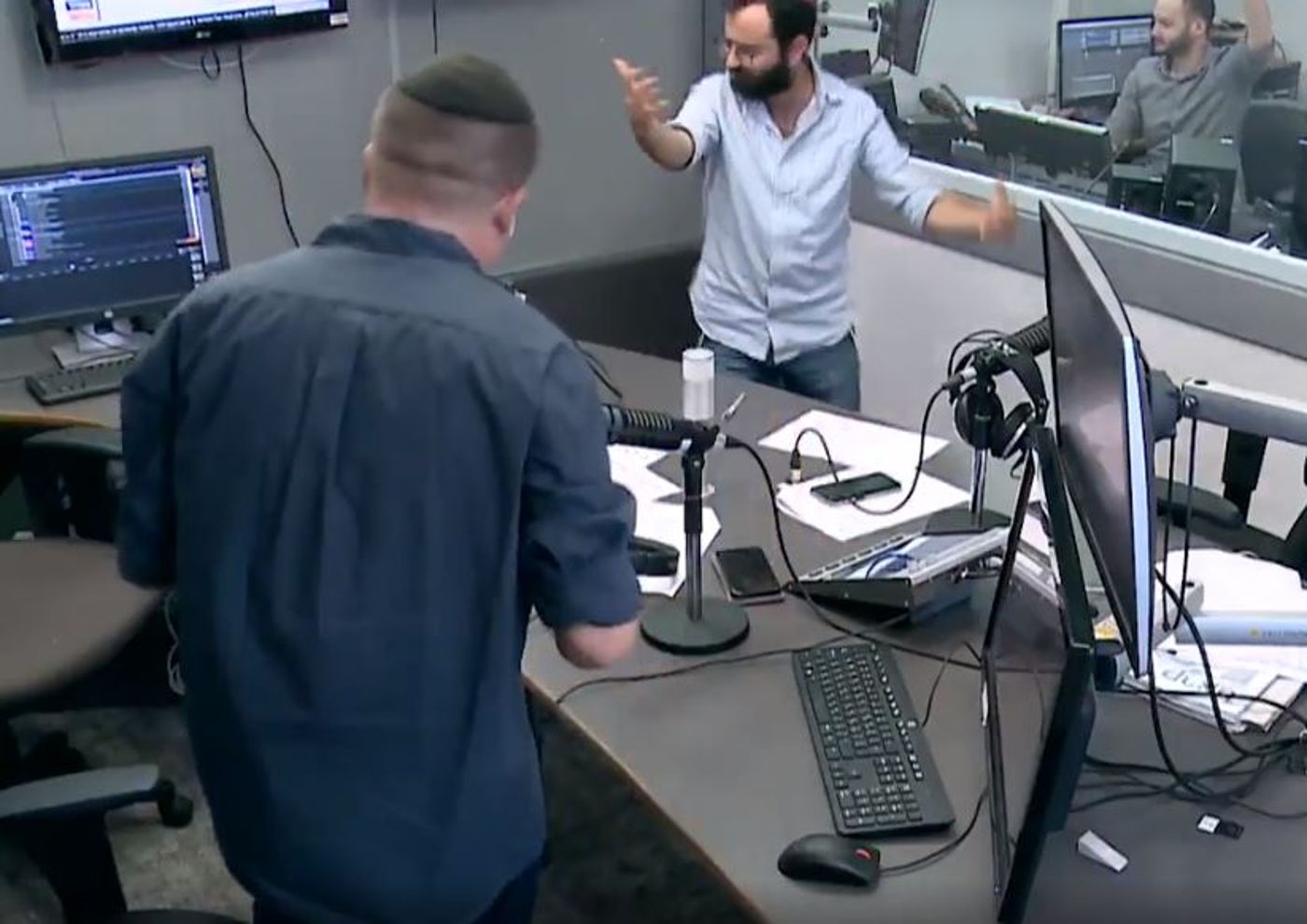 צפו. המגישים הדתיים "שכחו" שהם מצולמים