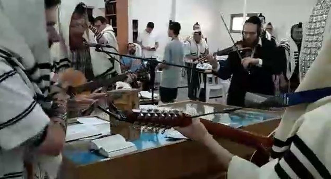 צפו: קהילת קרליבך בשירה וריקודים לתפילת ראש חודש