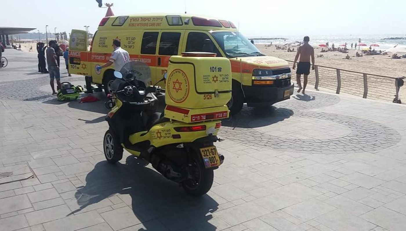 נסיונות החייאה על אישה שטבעה בתל אביב
