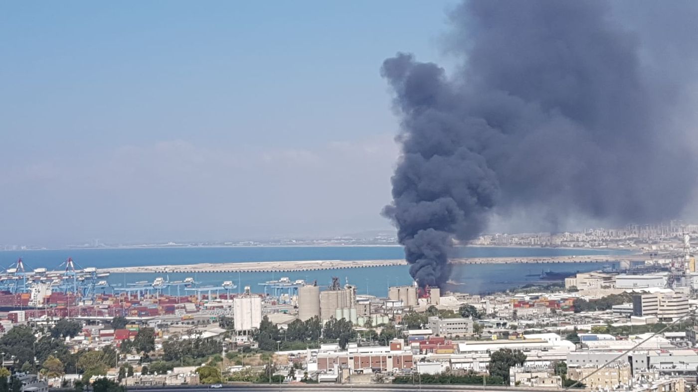 עמוד עשן שחור: שריפת ענק במיכל במפעל שמן בחיפה