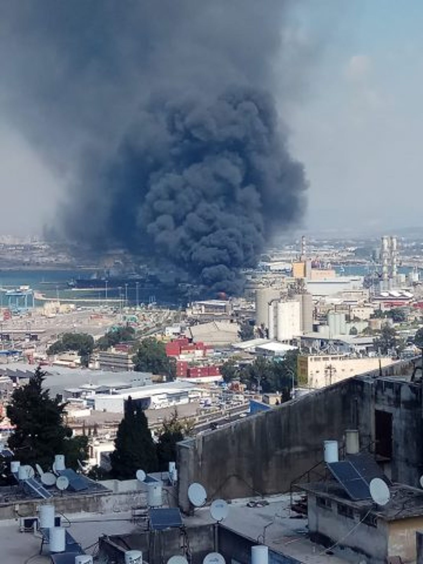 עמוד עשן שחור: שריפת ענק במיכל במפעל שמן בחיפה