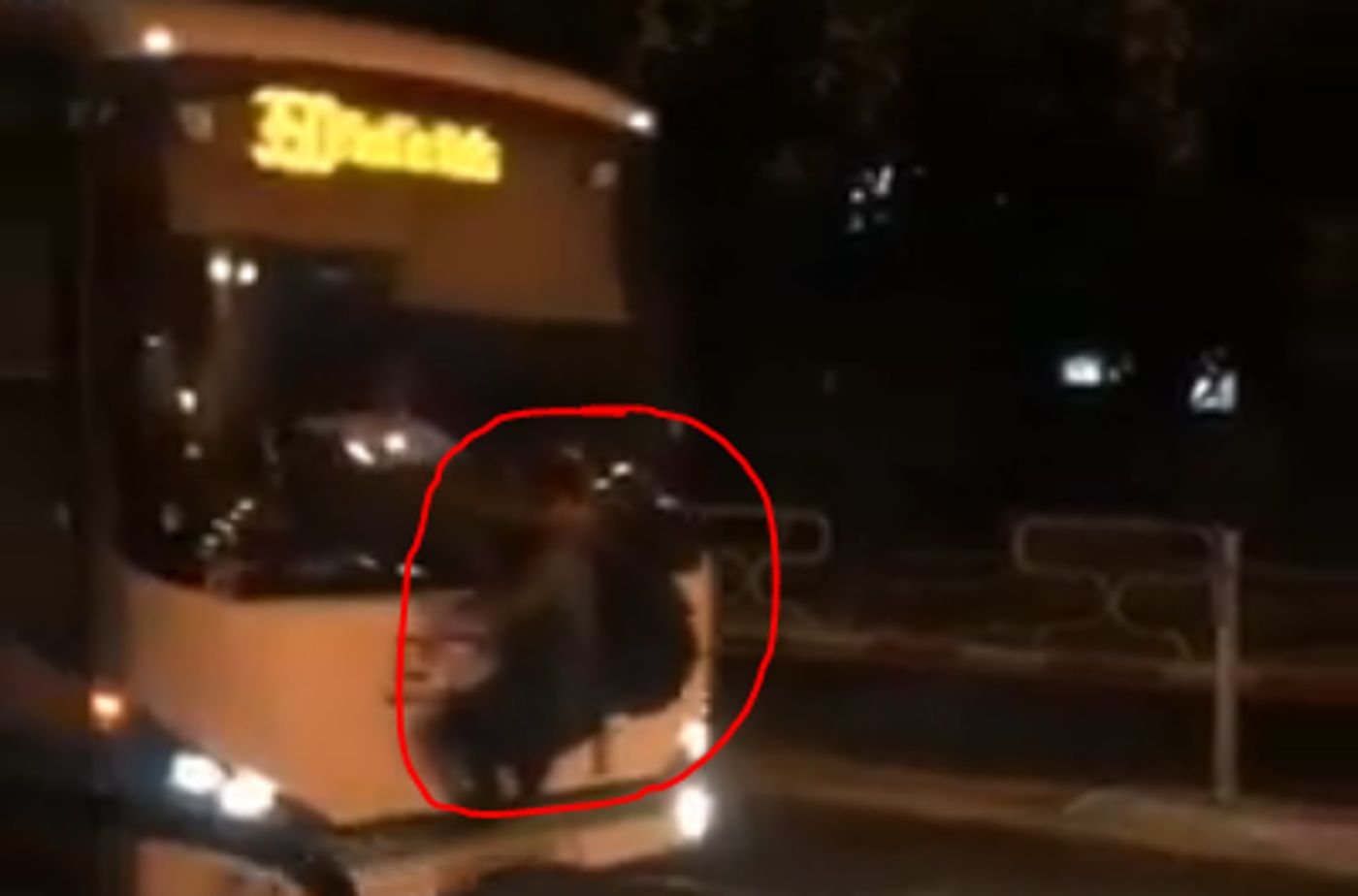 הזוי: נתלה על האוטובוס והנהג המשיך לנסוע. צפו