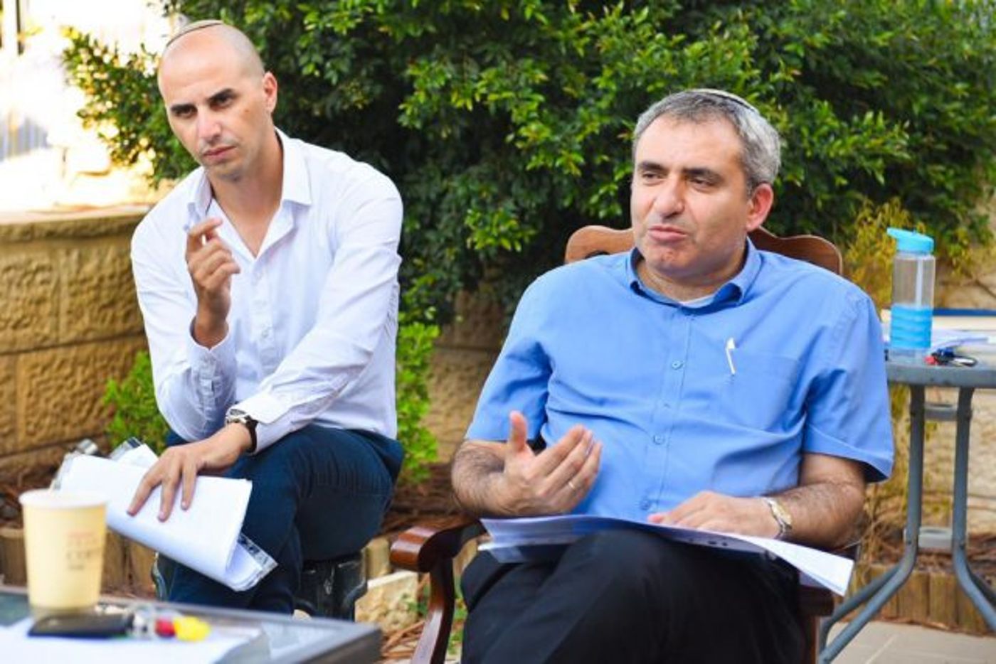 עו"ד בניטה משמאל, במטה זזים לימין.