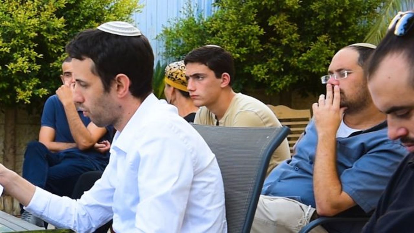 בן שטרית מאחורי ח"כ קלנר.