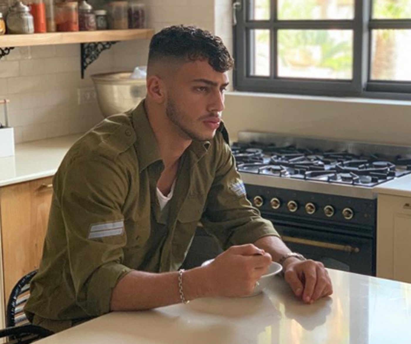הדוגמן הצטלם במדי צבא לא תקניים ונענש במעצר