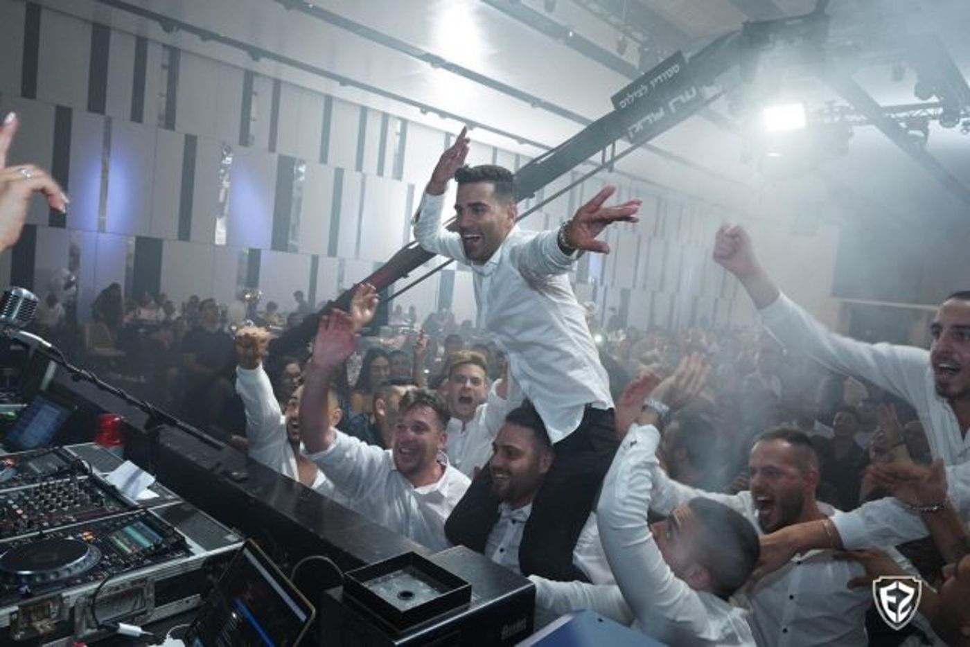 חתונה באולם "האחוזה" מודיעין. באולם ישנה מערכת סאונד המתקדמת והטובה ביותר בארץ.