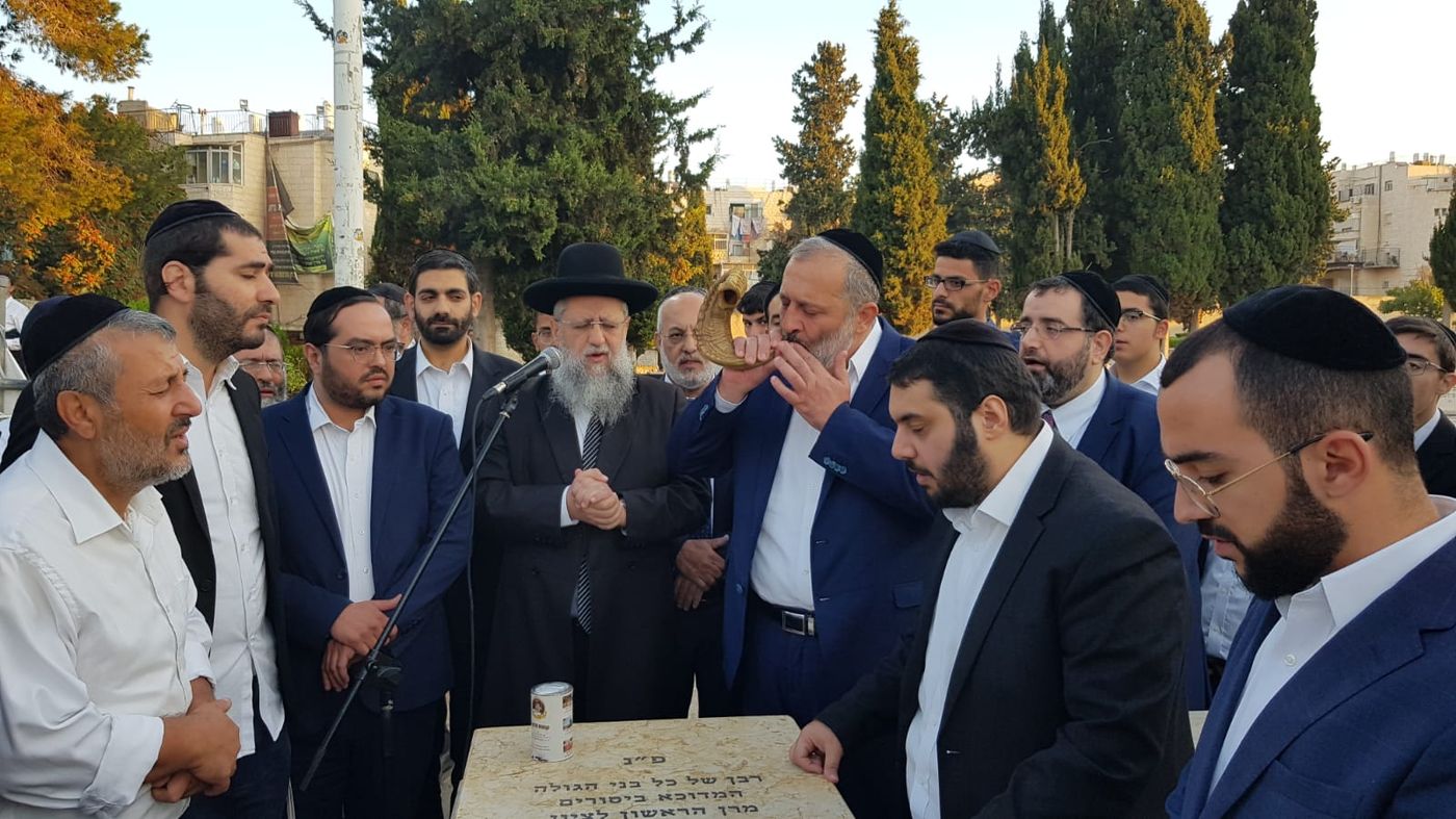 תפילה בקבר הרב עובדיה: "רוצים למחוק מה שבנית"