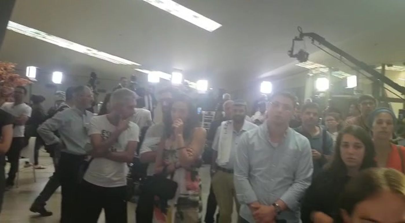 פנים קפואות והלם: כך נראו פעילי ימינה ברגע המדגם