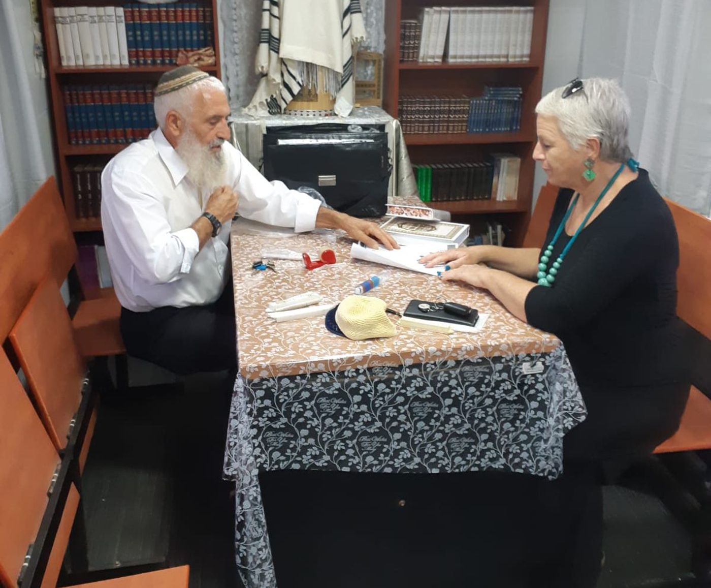 סופרי סת"ם בדקו מזוזות בקיבוצים ברחבי הארץ
