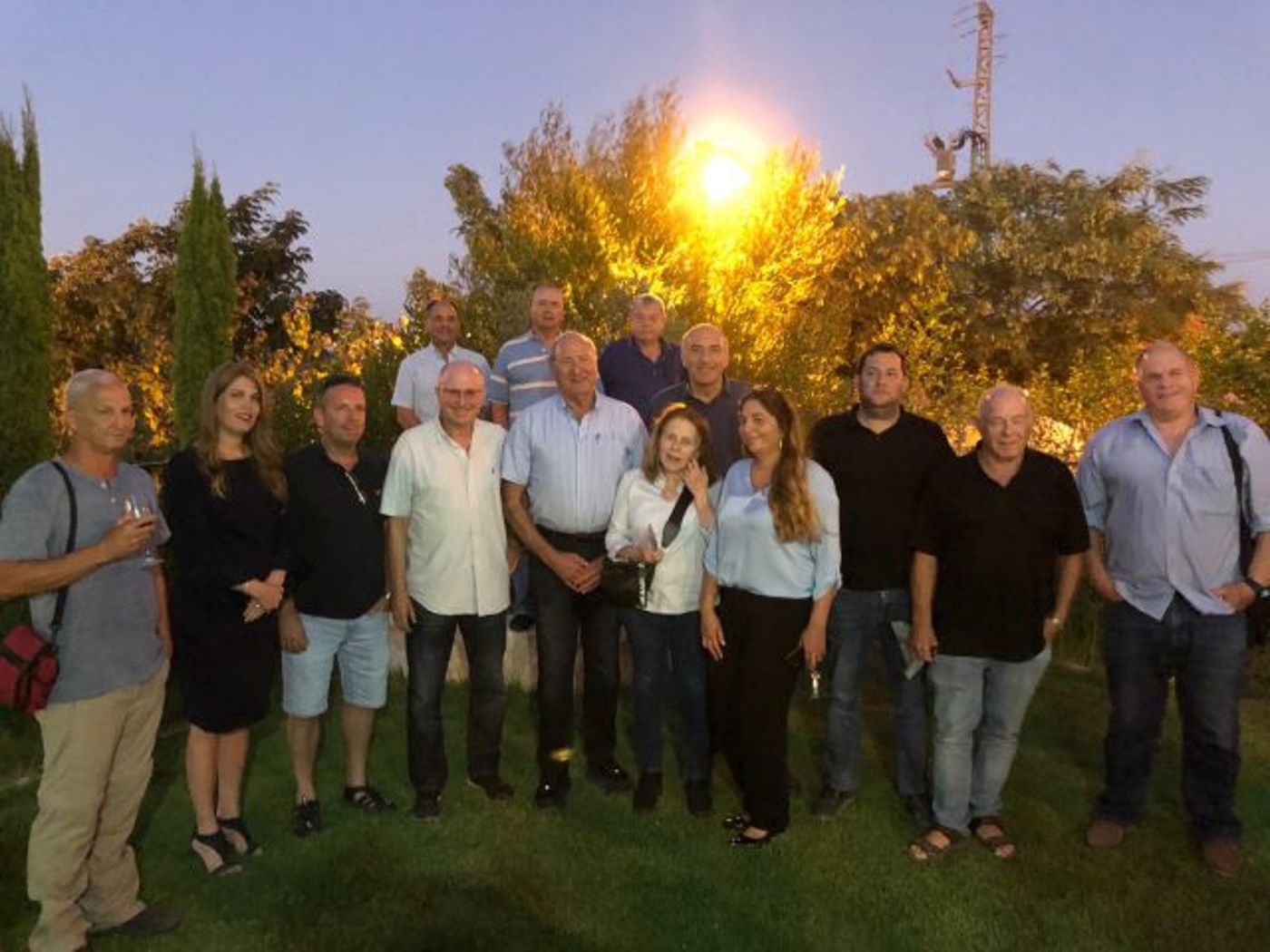 מסכמים את היום על כוס יין בשומרון (באדיבות המצלם)