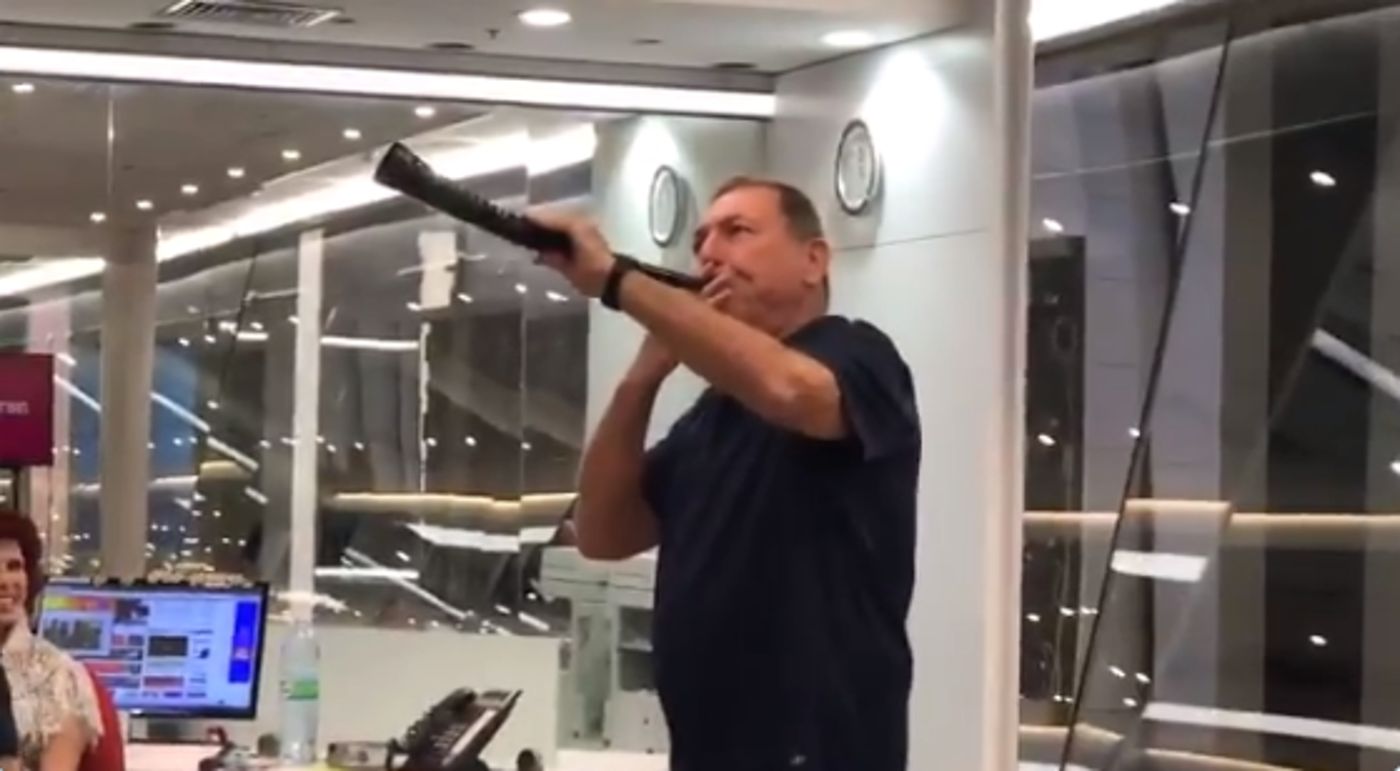מפתיע: מגיש החדשות תוקע בשופר. צפו
