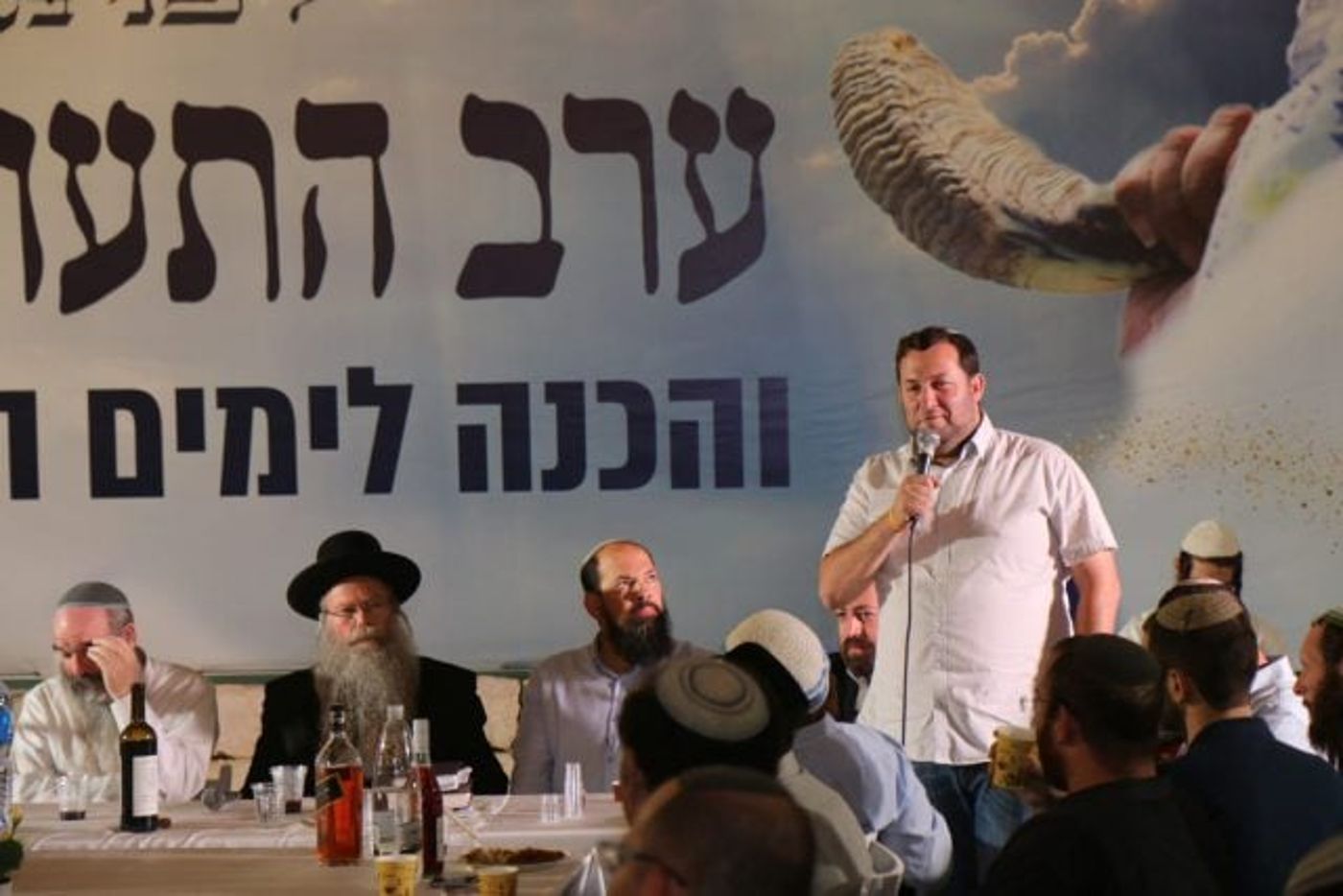 צפו: התוועדות עם מאות אנשים בשומרון
