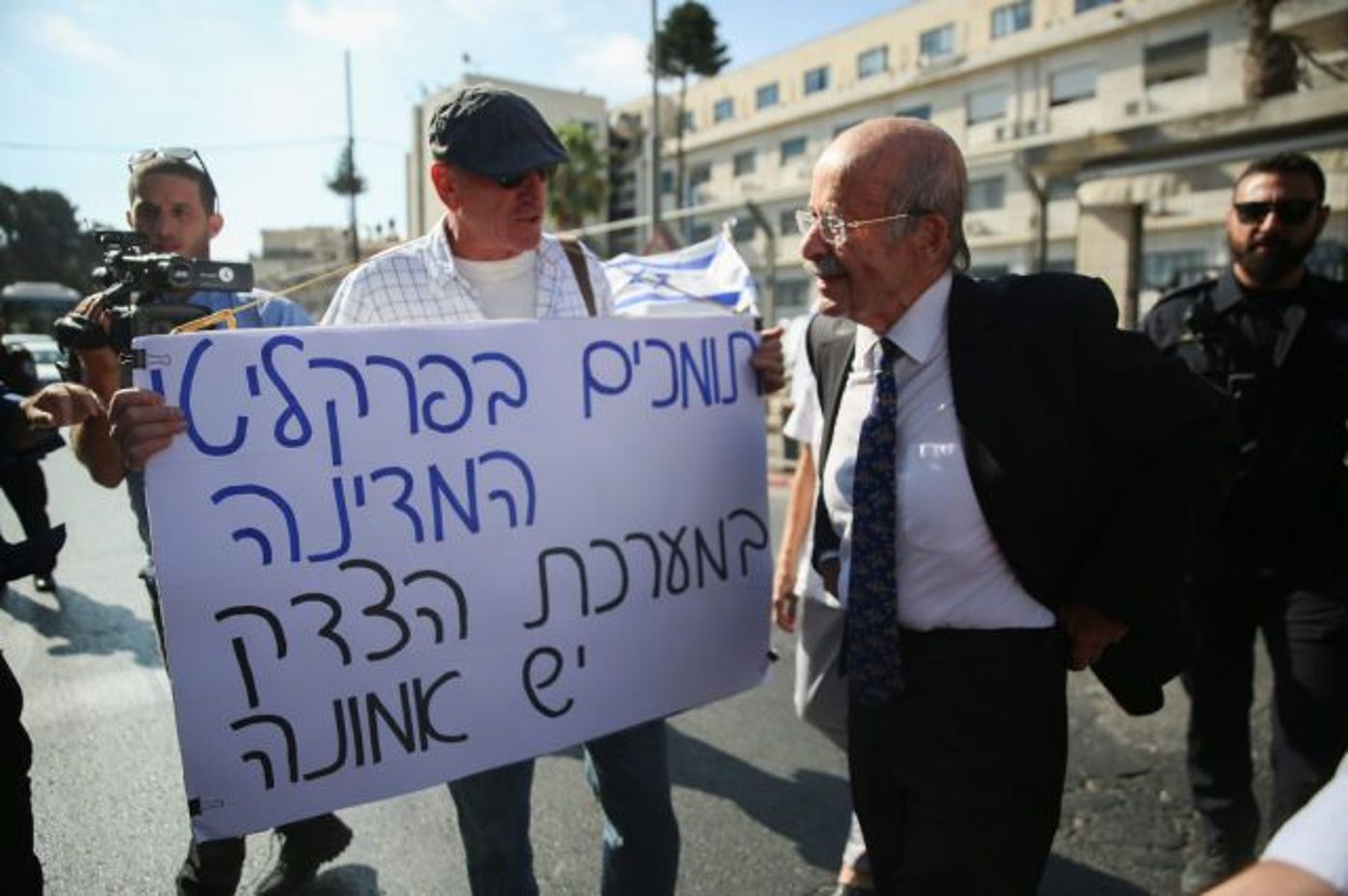 עו"ד רם כספי מצוות ההגנה של נתניהו בכניסה למשרד המשפטים
