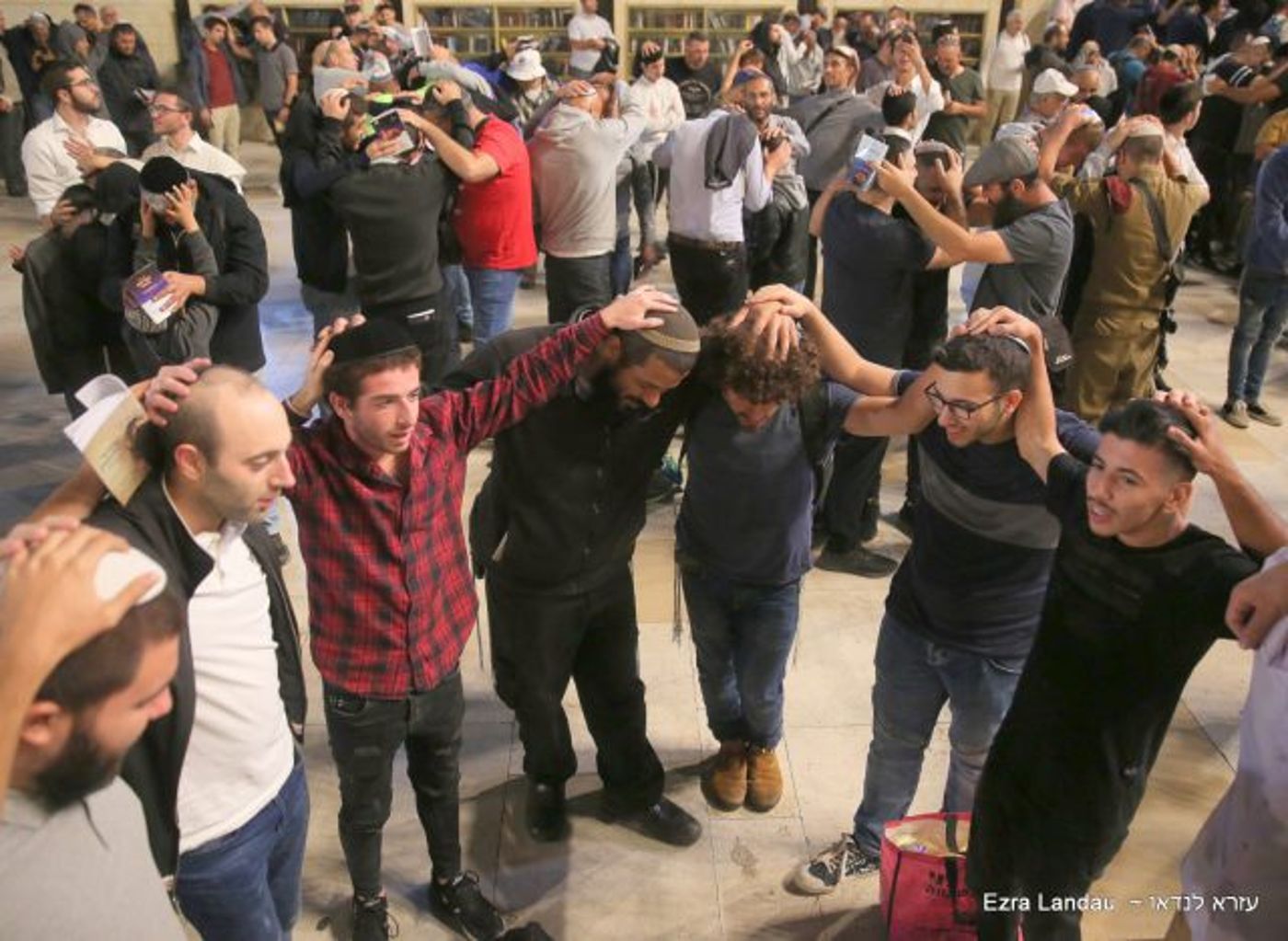 תיעוד עוצמתי: כמאה אלף איש באירוע סליחות בכותל