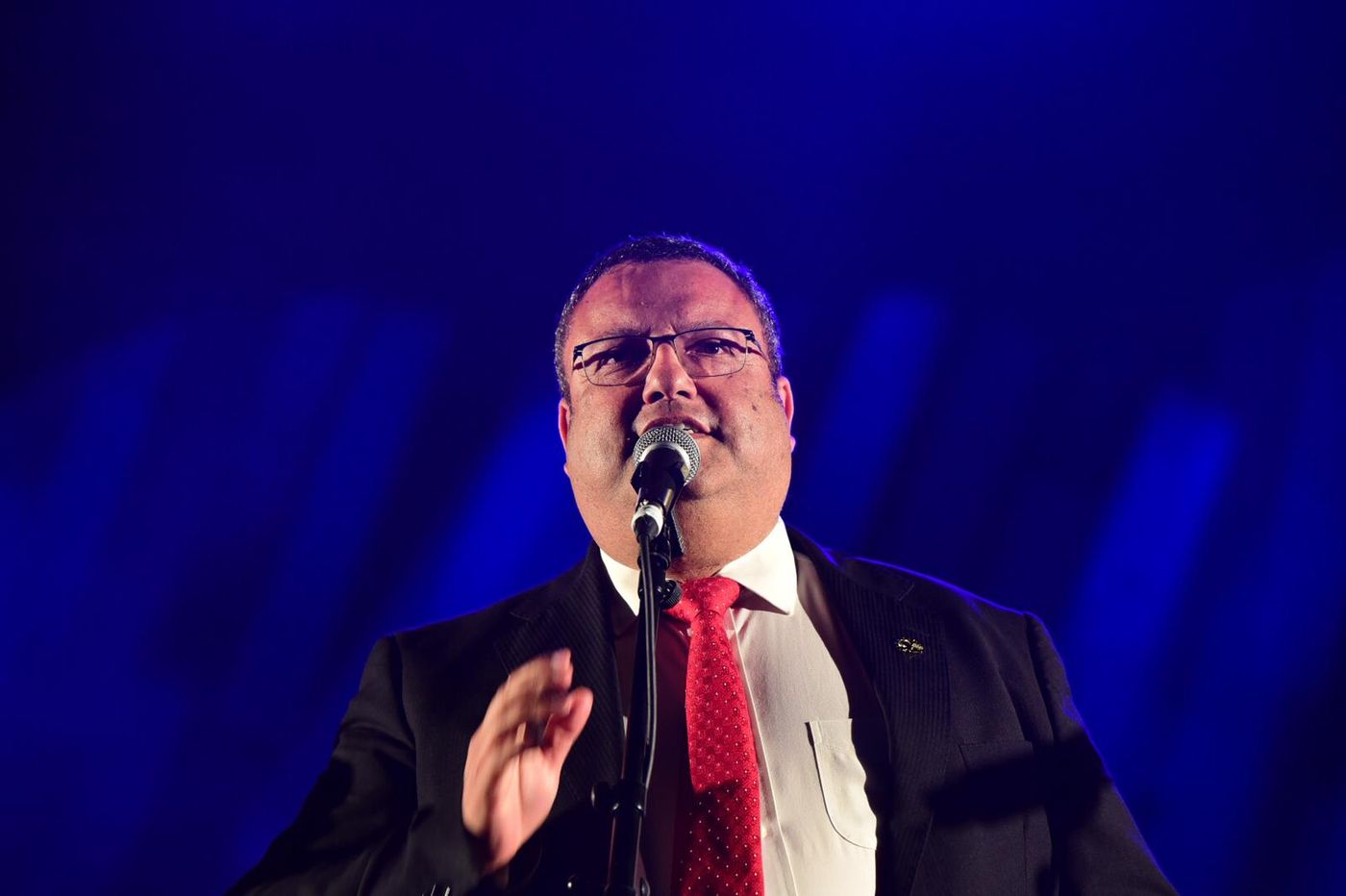 צפו: כשמשה ליאון לימד את הקהל איך לסלסל בסליחות