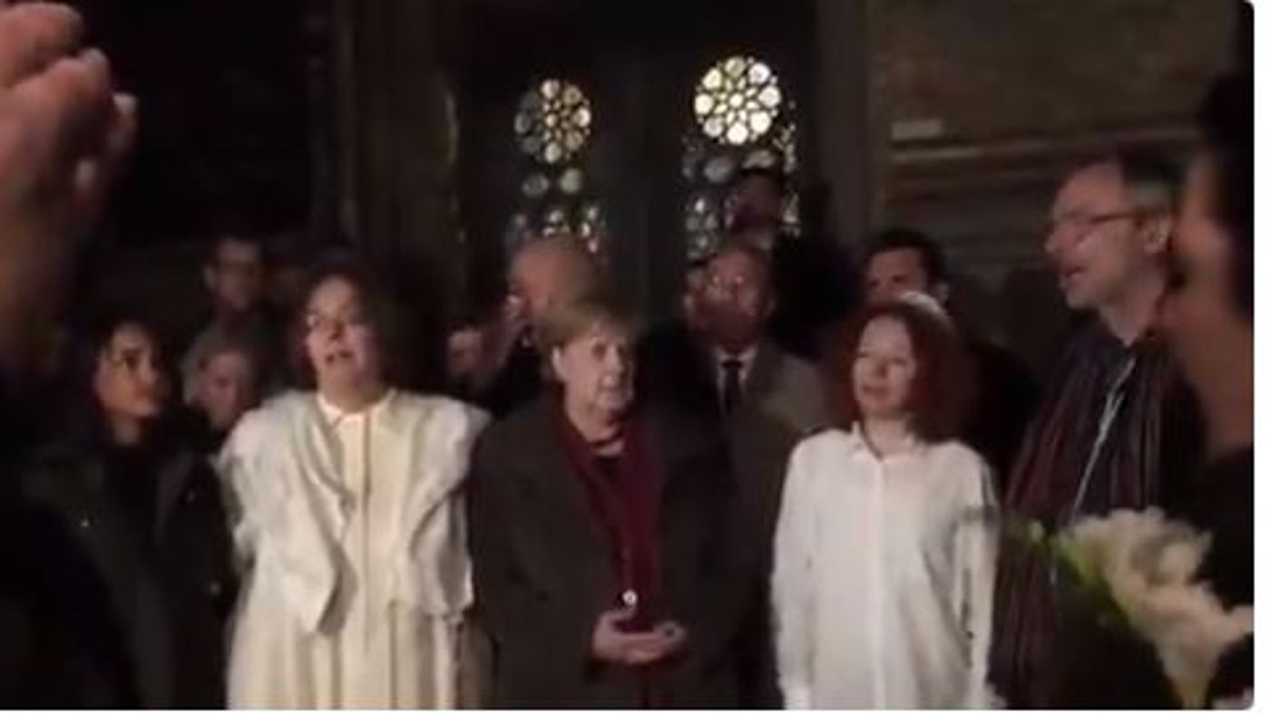 צפו שירת "עושה שלום" עם הקנצלרית אנגלה מרקל
