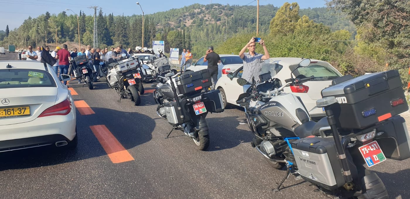 צפו במחאת הערבים: ח"כ אחמד טיבי חוסם את כביש 6