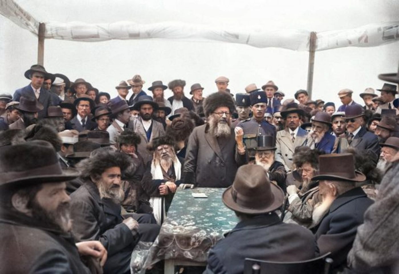 מדהים: החליט להוסיף צבע לתמונות של הרב קוק