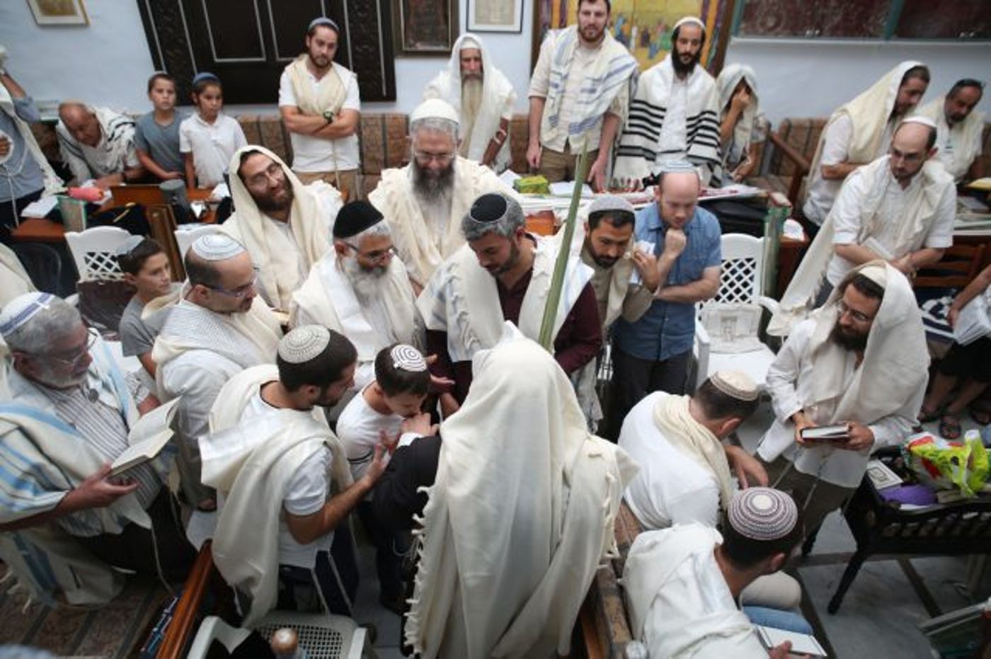 מרהיב: מאות בתפילת 'הלל' עם הרב שמואל אליהו. צפו