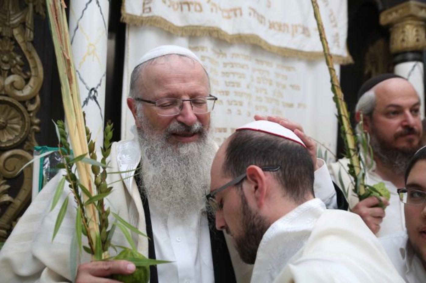 מרהיב: מאות בתפילת 'הלל' עם הרב שמואל אליהו. צפו
