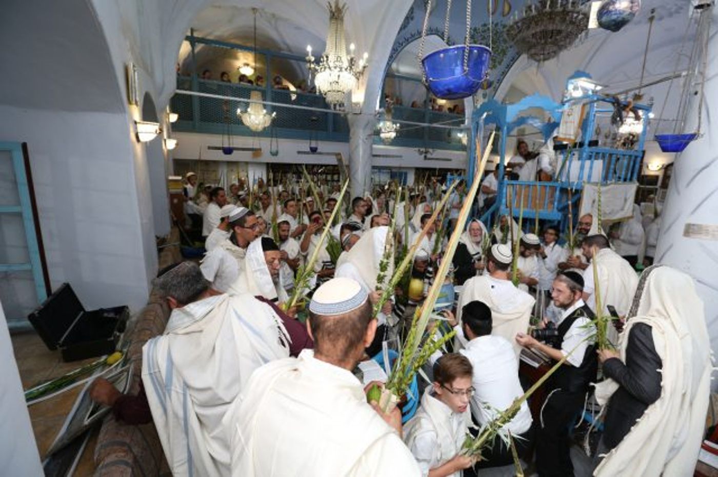 מרהיב: מאות בתפילת 'הלל' עם הרב שמואל אליהו. צפו