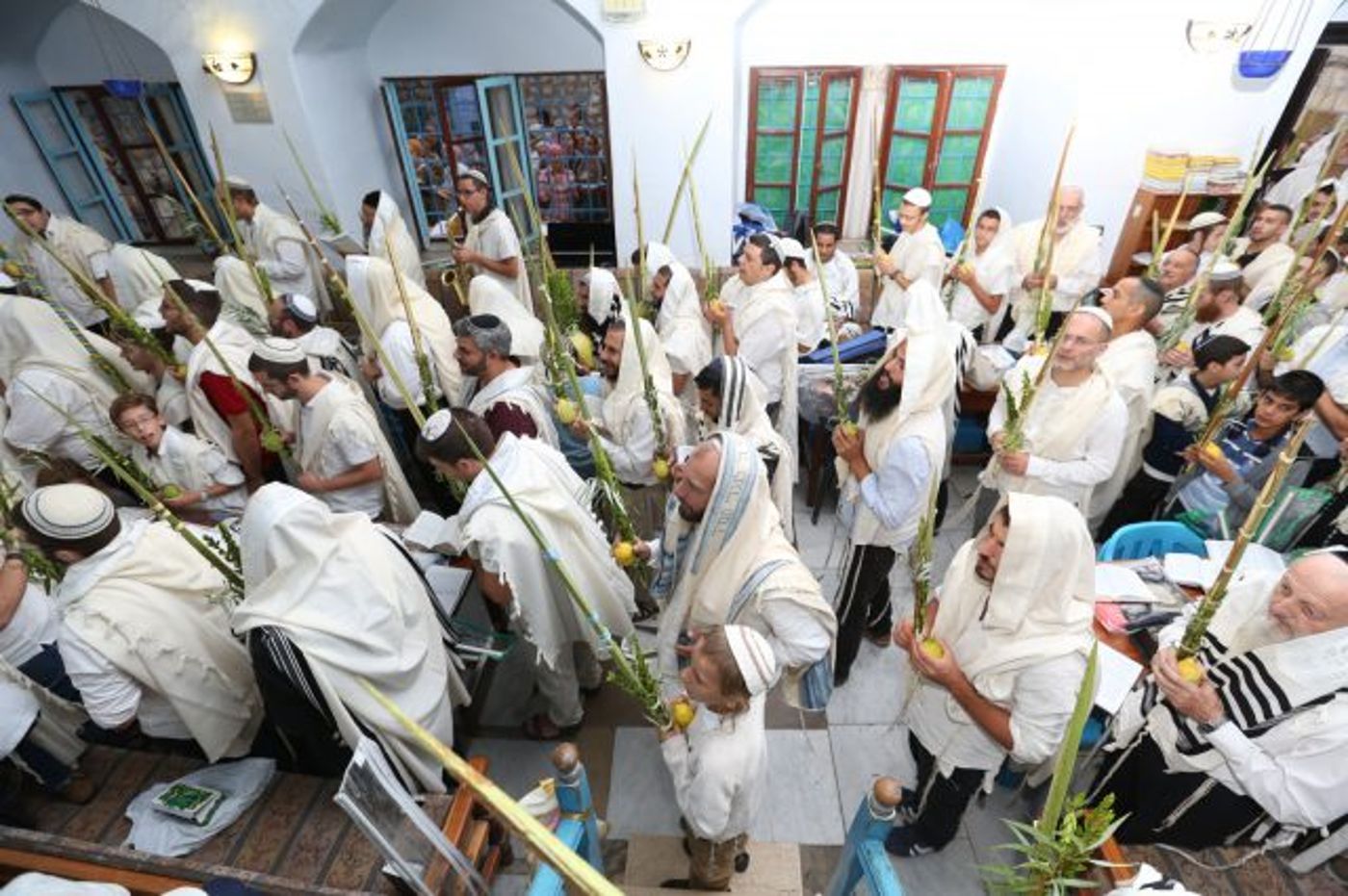 מרהיב: מאות בתפילת 'הלל' עם הרב שמואל אליהו. צפו