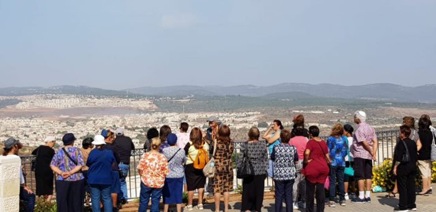מטיילים בגוש עציון (ניתן לשימוש ללא קרדיט)