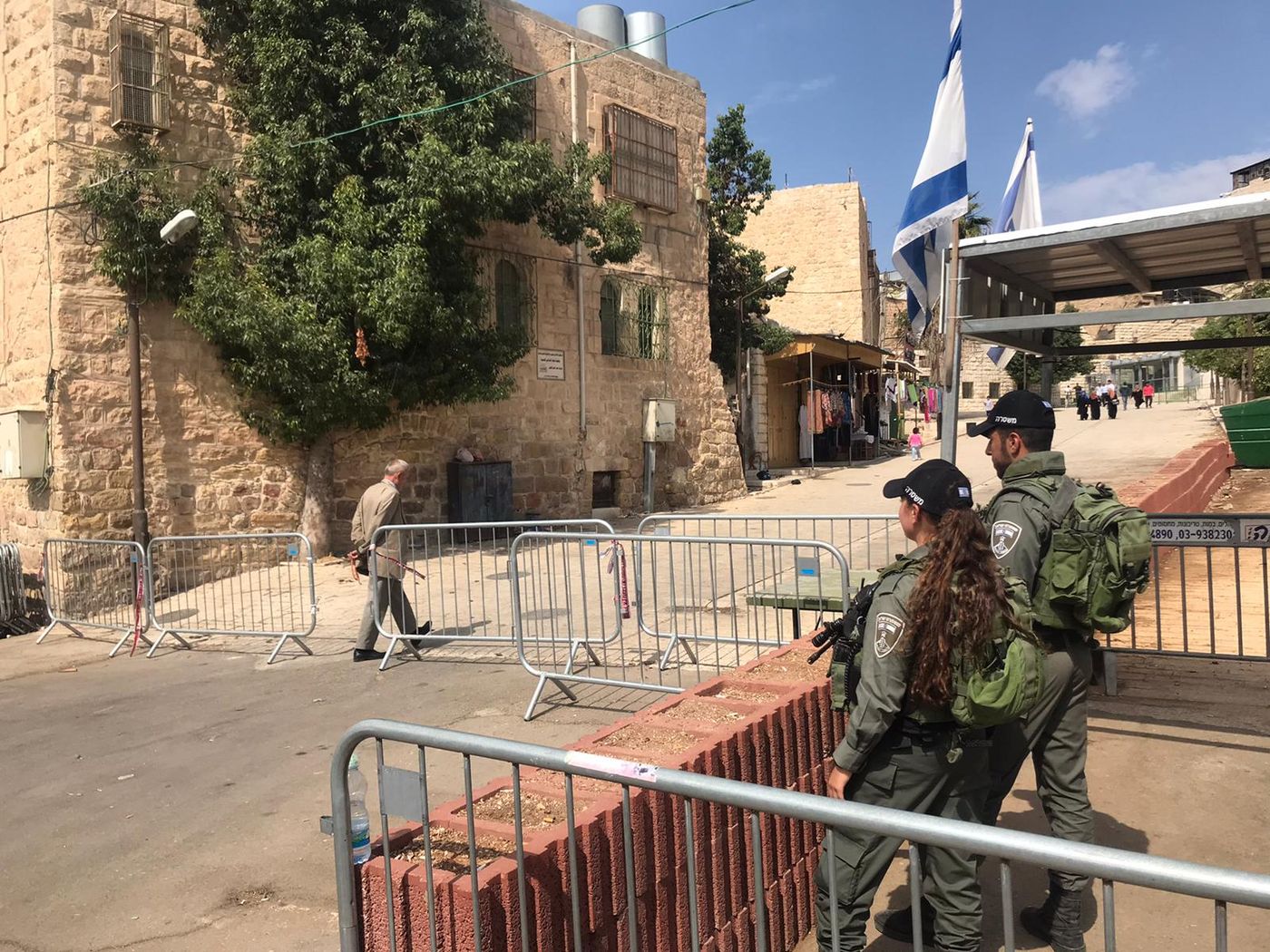 אולם יצחק פתוח, חסימות צירים: ההיערכות בחברון
