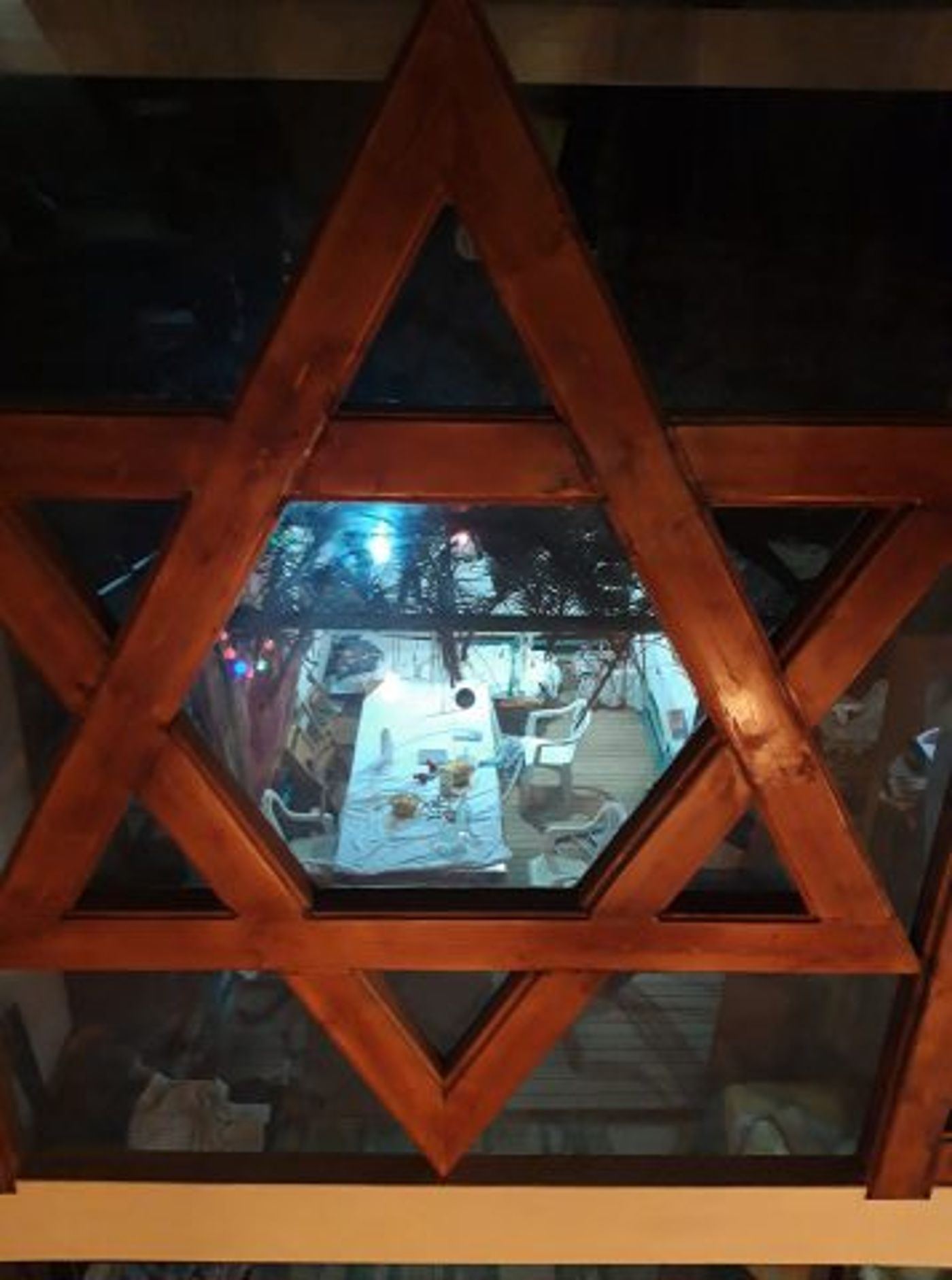הסוכה שלנו מבעד למגן דוד