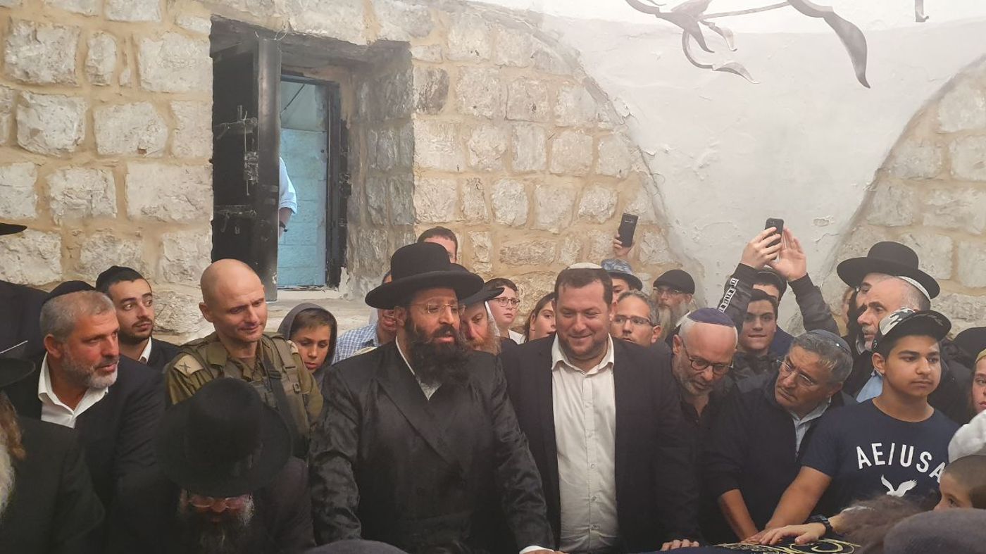 ליל האושפיזין של יוסף: אלפי בני אדם בקבר יוסף הלילה