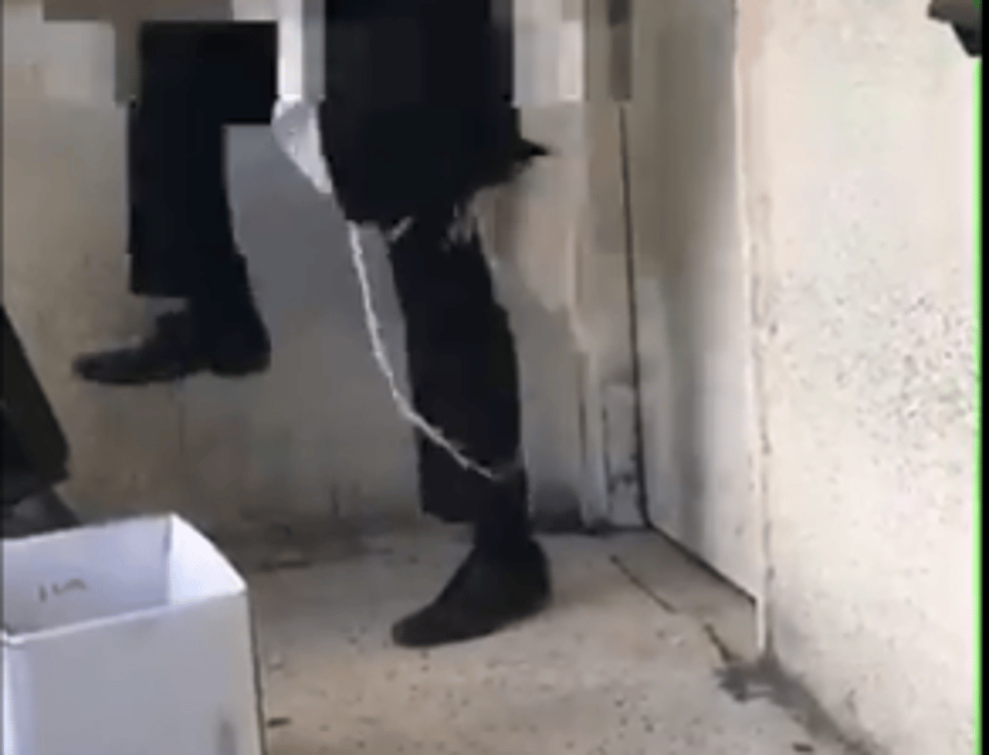 צפו: חרדי מתעקש להתברך מהרב קנייבסקי באלימות