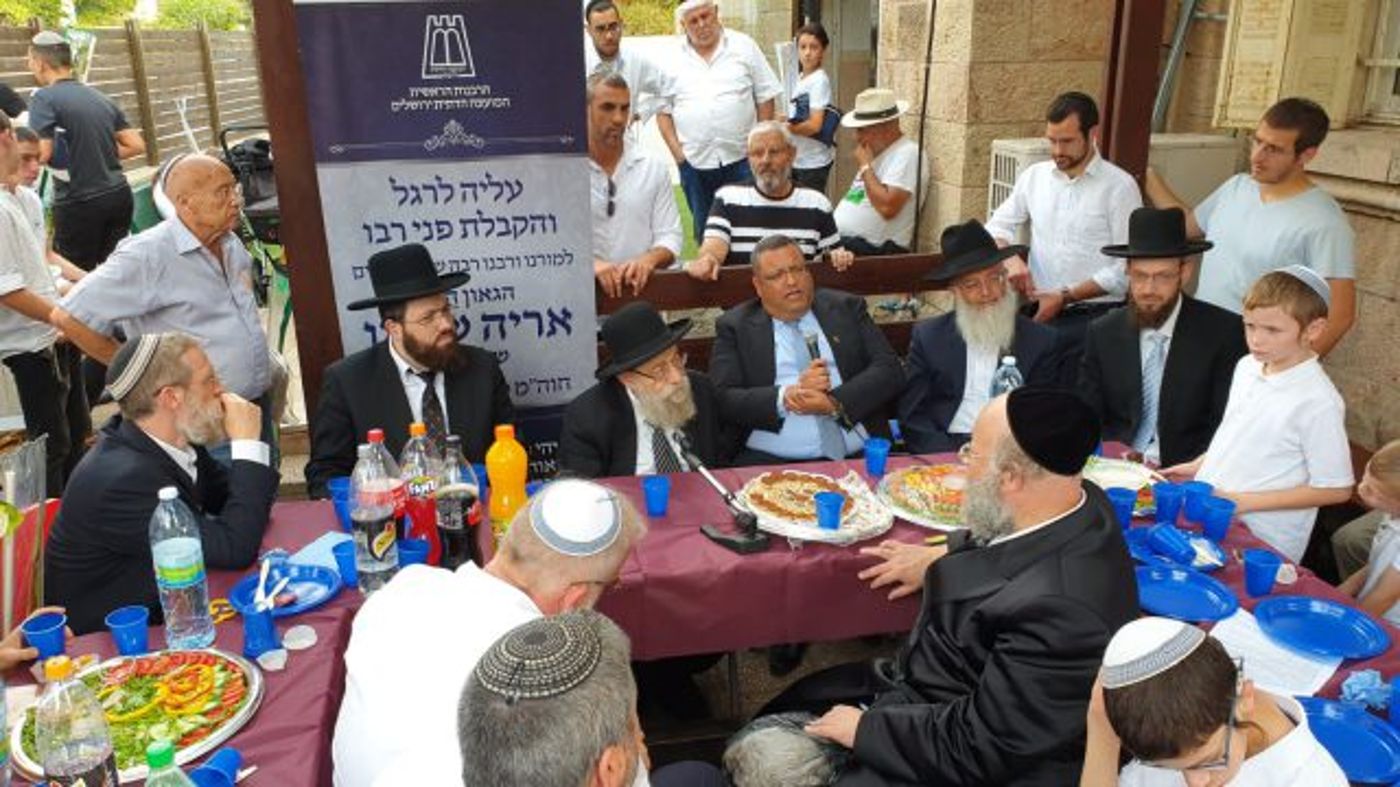 המונים בהקבלת פני רבו אצל הרב אריה שטרן