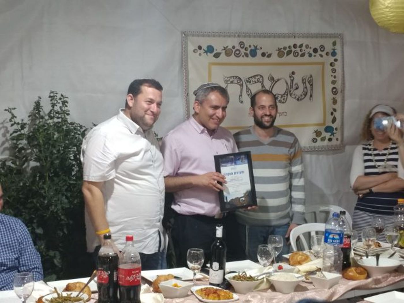 ראש מועצת שומרון דגן וסגנו מעניקים תעודת הוקרה לשר זאב אלקין (קרדיט: דוברות המועצה האזורית שומרון)