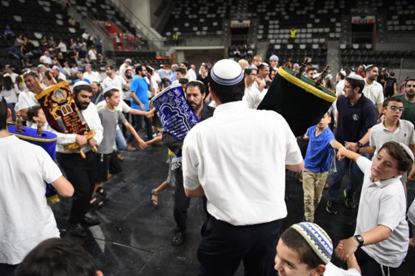 רוקדים על הפרקט: הקפות שניות בהיכל הספורט בחיפה