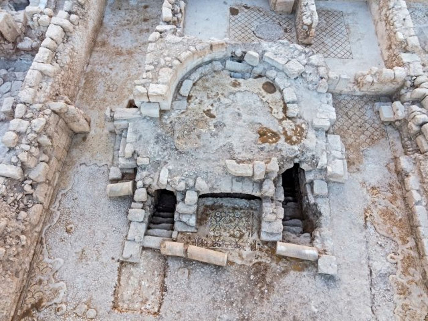 שני גרמי מדרגות הובילו את הצליינים אל הקריפטה וממנה. (אסף פרץ, רשות העתיקות)
