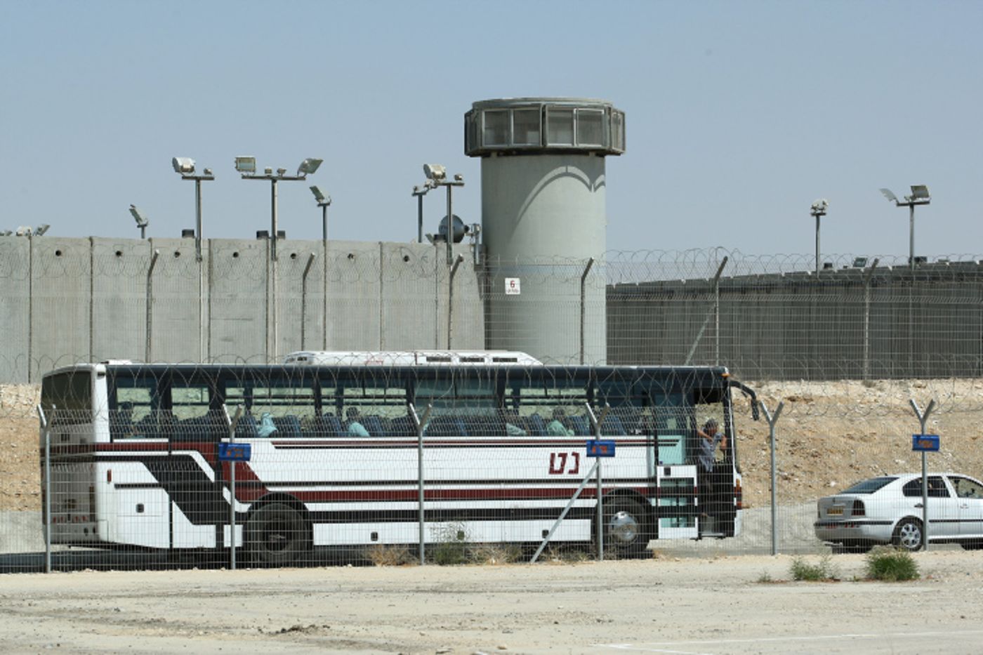 כלא קציעות: סוכל ניסיון הברחת טלפונים למחבלים