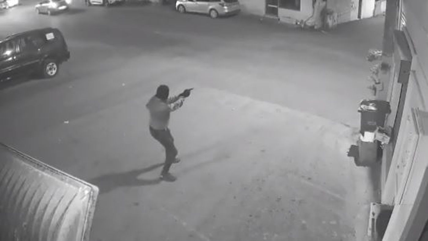 רץ, שולף אקדח ורוצח: צפו ברגע החיסול הלילה