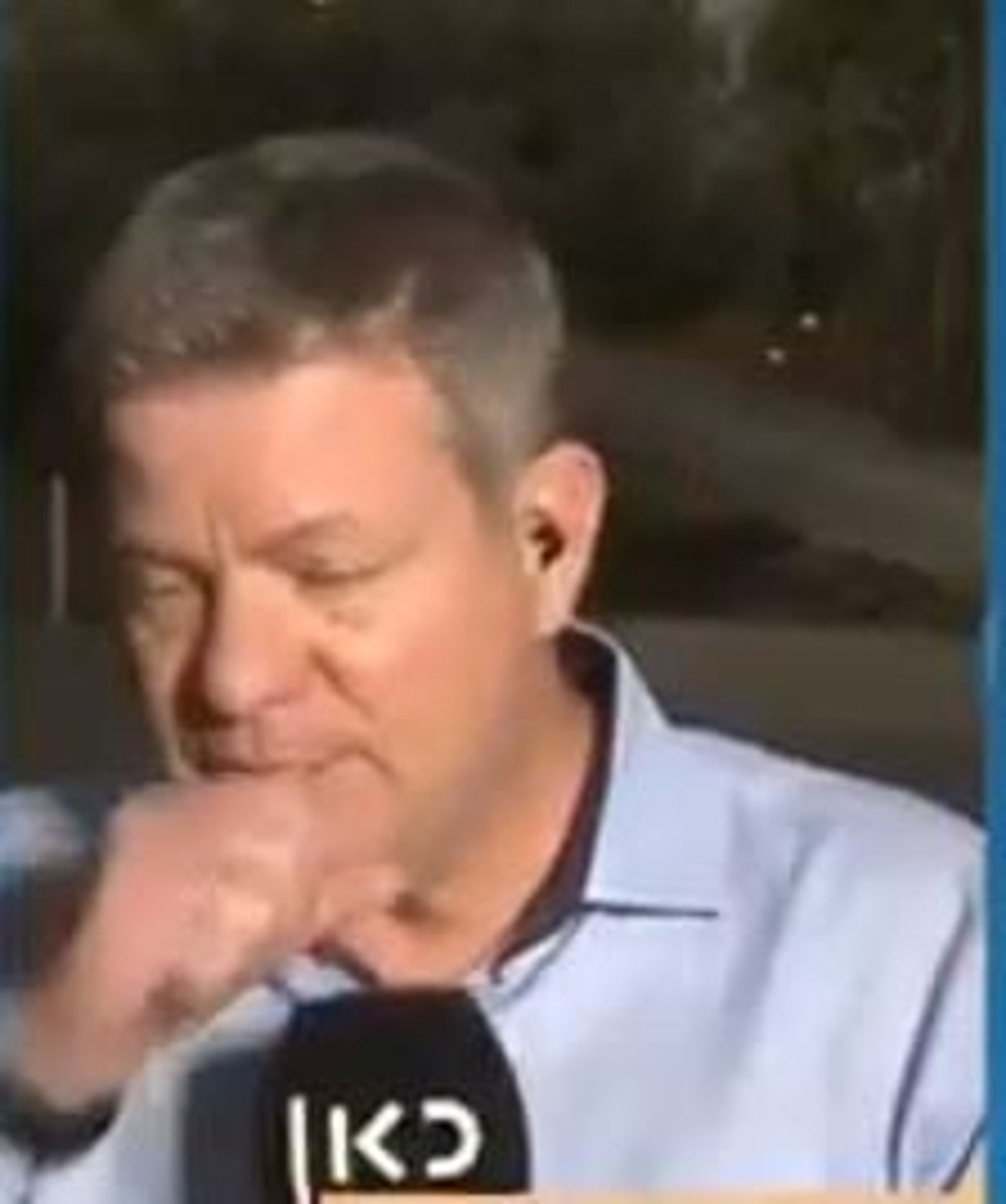 כתב 'כאן 11' בלע זבוב באמצע הדיווח. צפו