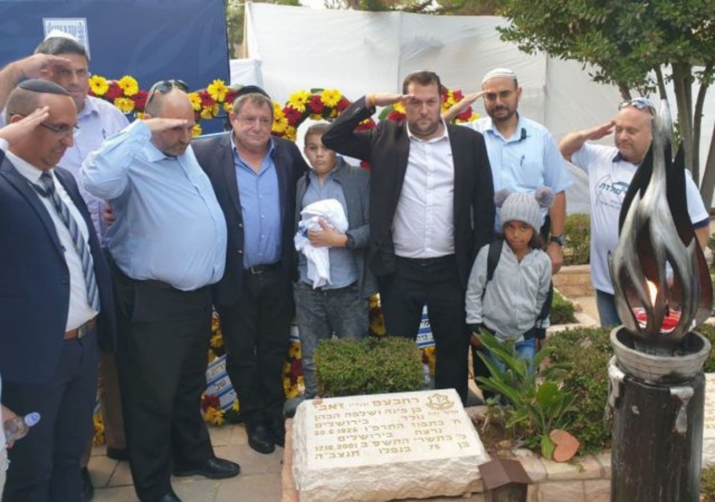 "הצדענו לו" ליד הקבר של גנדי ז"ל