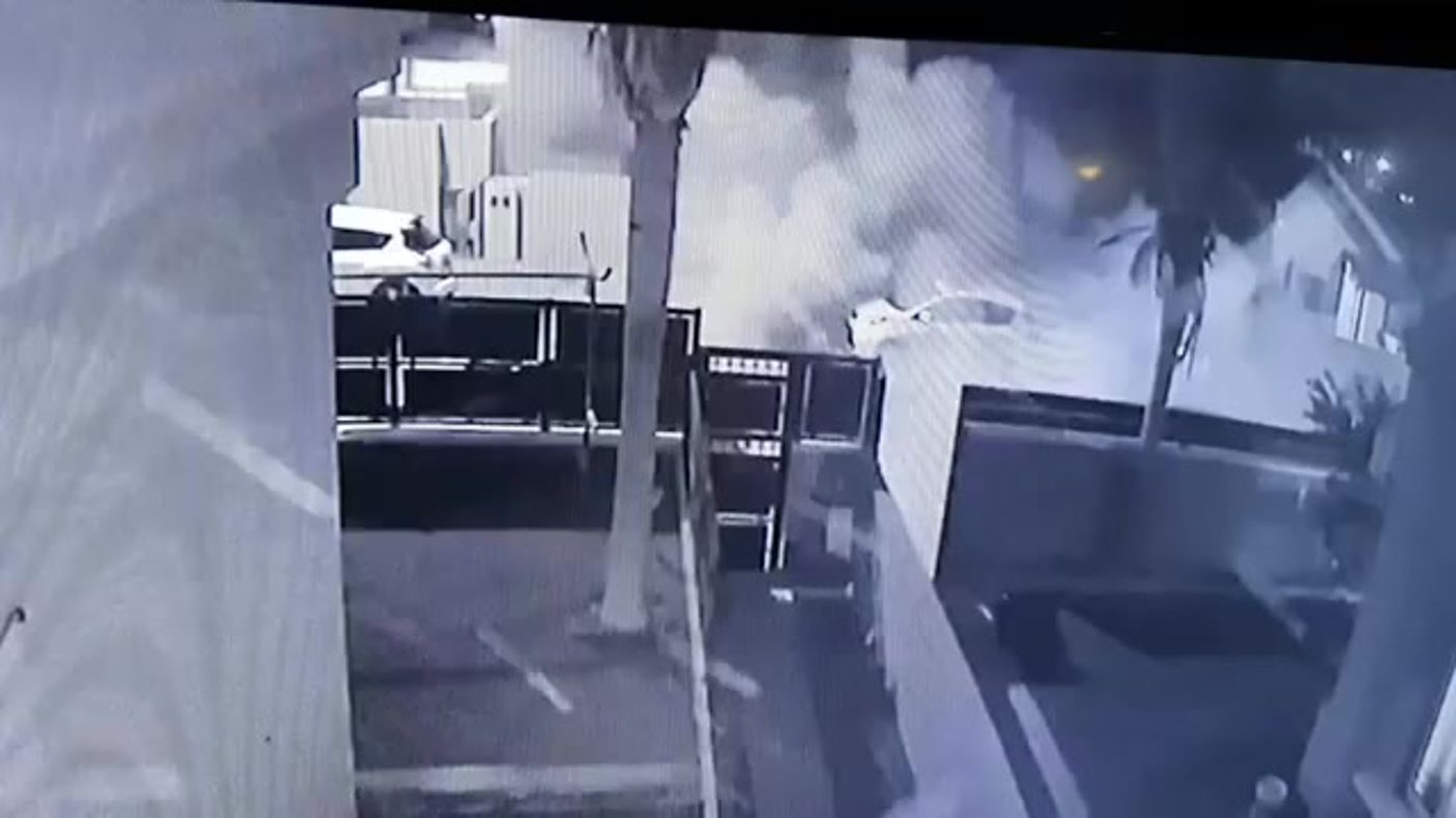 תיעוד: הרקטה פוגעת ישירות בבית, וגורמת לפיצוץ