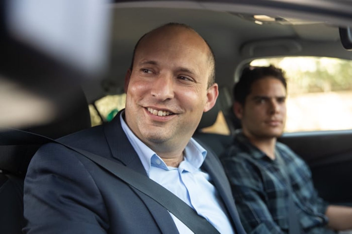 כעוף החול: בנט שוב נוסק, אך יש גם סכנות מסביב