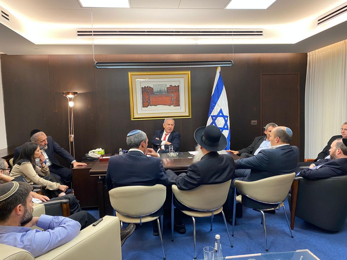 קרב על בלוק הימין: נתניהו וכחול לבן מתעמתים בהודעות