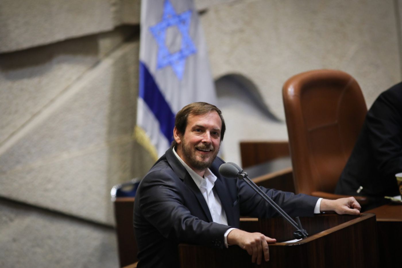 צפו: הח"כ הסביר את המצב הפולטי לביתו שתיוולד