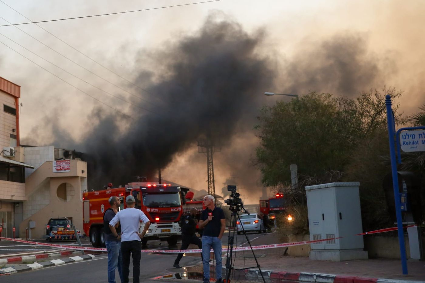 שריפת ענק בשדרות: רקטה פגעה במחסן מפעל