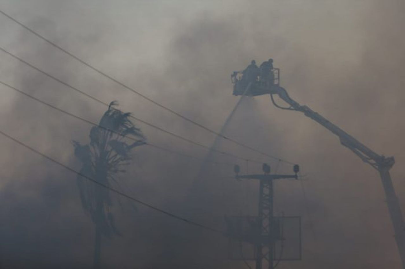 שריפת ענק בשדרות: רקטה פגעה במחסן מפעל