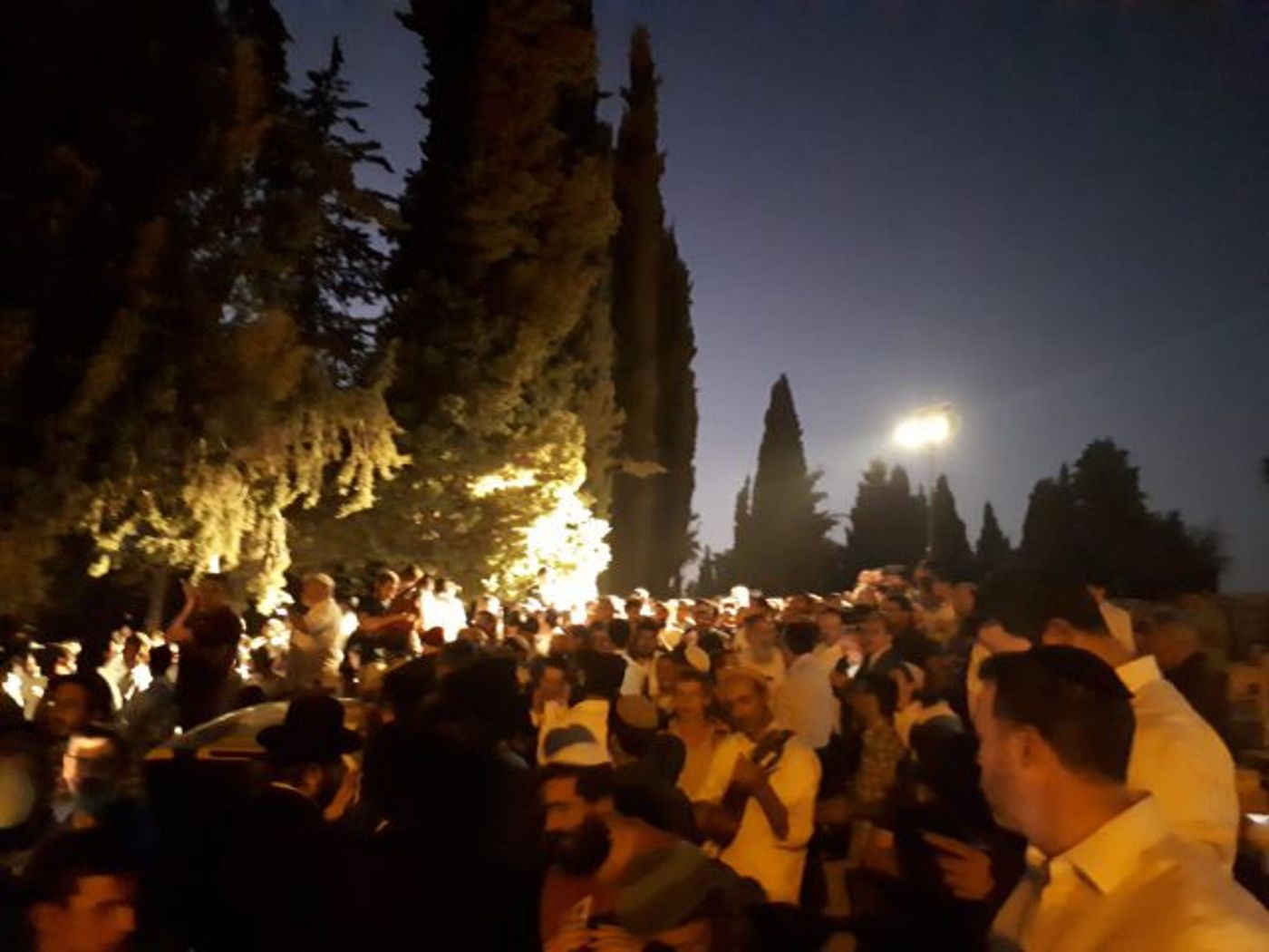 צפו • תיעוד מקברו: אזכרה מוזיקלית לרב שלמה קרליבך
