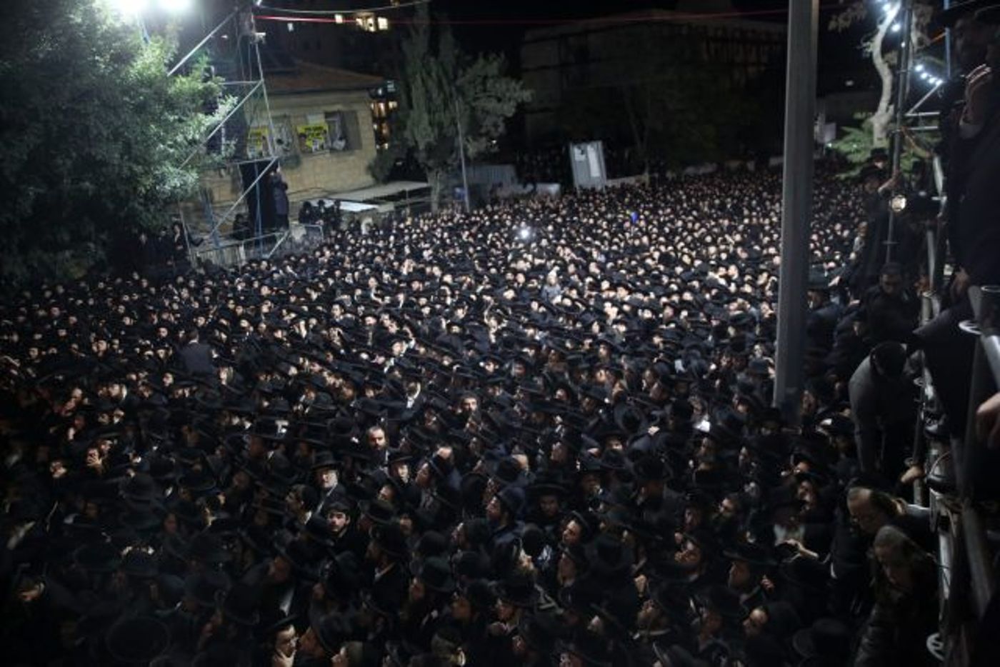 צפו: אלפים קיבלו את האדמו"ר האנטי ציוני בירושלים