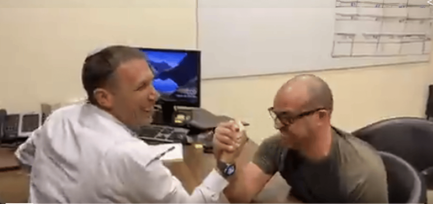 צפו: מי ינצח בהורדת ידיים, מתן כהנא או כתב 'ידיעות'?
