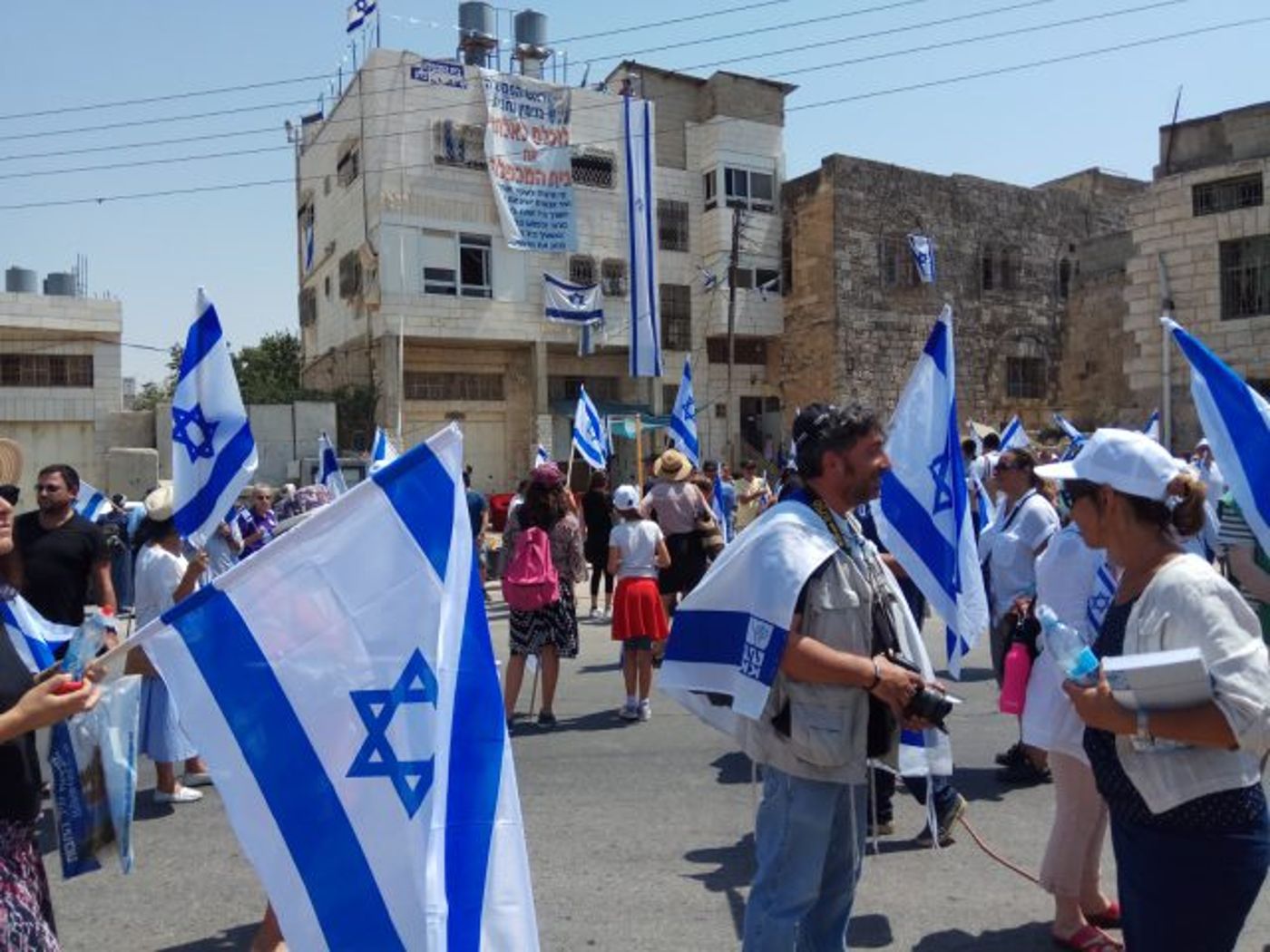 "ערבים רבים בחברון מתחננים שנקנה מהם בית"